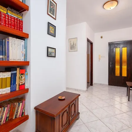 Apartment In With Kitchen *