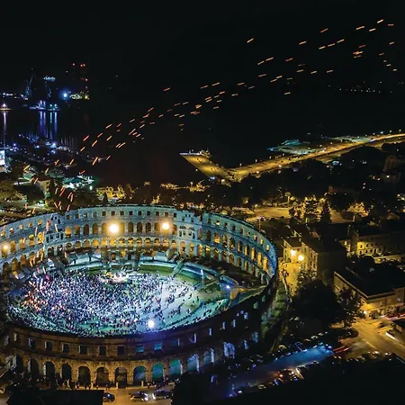 Lägenhet Two-bedroom In Pula